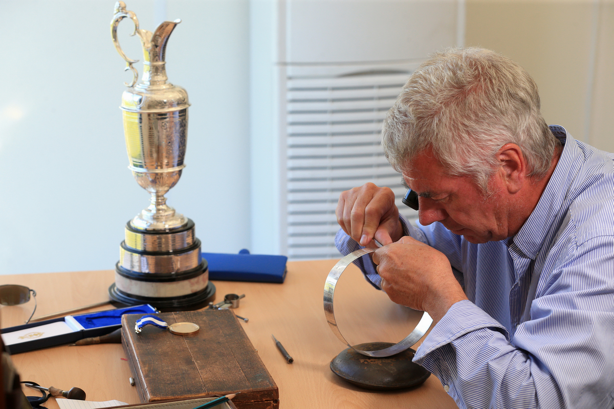 工匠在英國公開賽葡萄藤壺獎盃上刻上年度賽事冠軍紀錄。(圖片提供 / R&A/Getty Images)