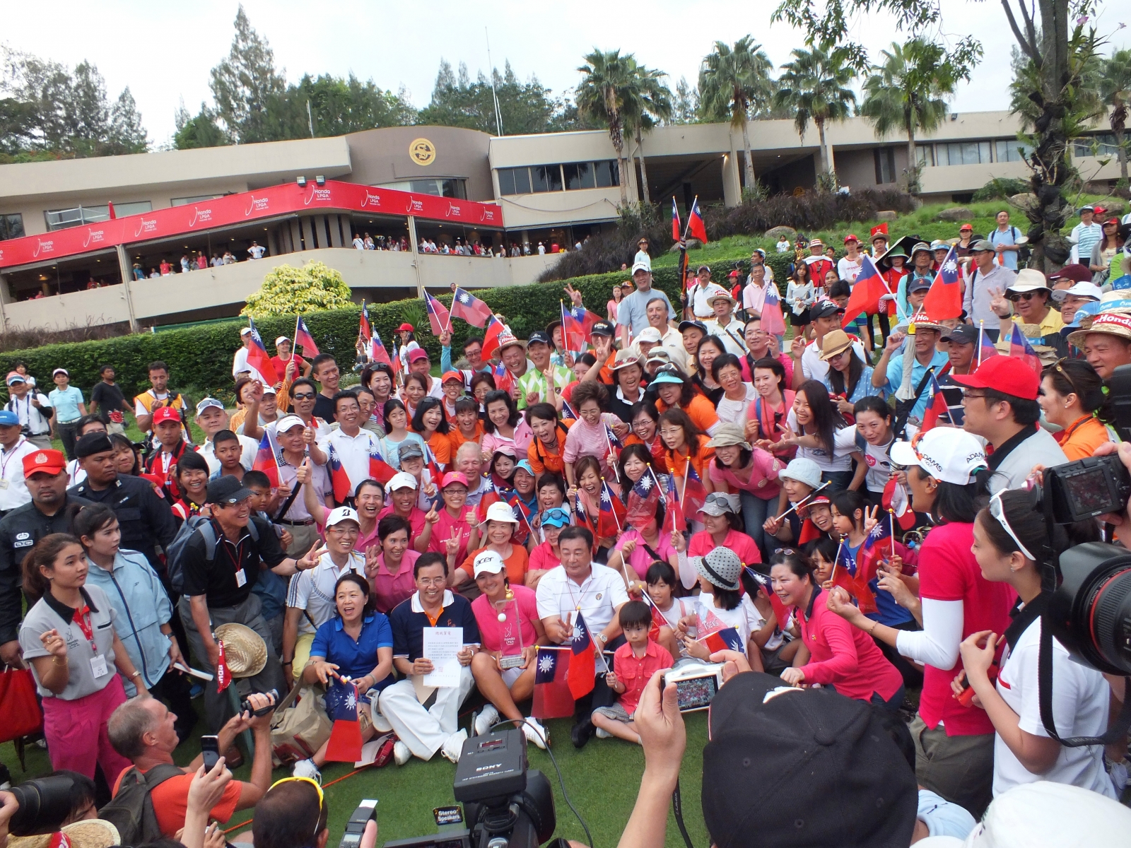 台灣之光曾雅妮曾於2011及2012年二度在暹羅鄉村俱樂部(的Old Cours獲得Honda LPGA比賽勝利；圖為2012年奪冠後，台灣駐泰代表陳銘政及熱情球迷在現場慶祝的熱鬧場面。