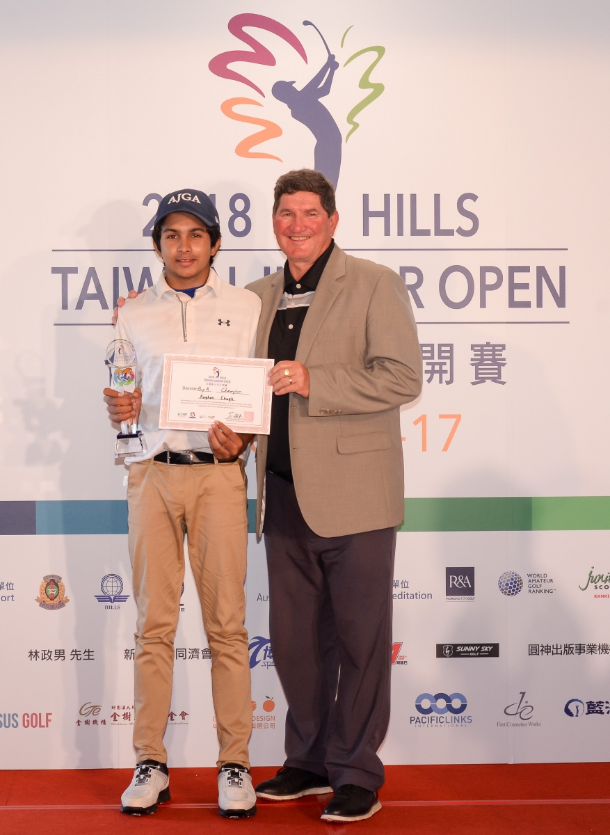 Hills高爾夫學校總教練Jim Duncan(右)頒發該校提供一年獎學金優先候選人予男A組冠軍印度球員Raghav Chugh。