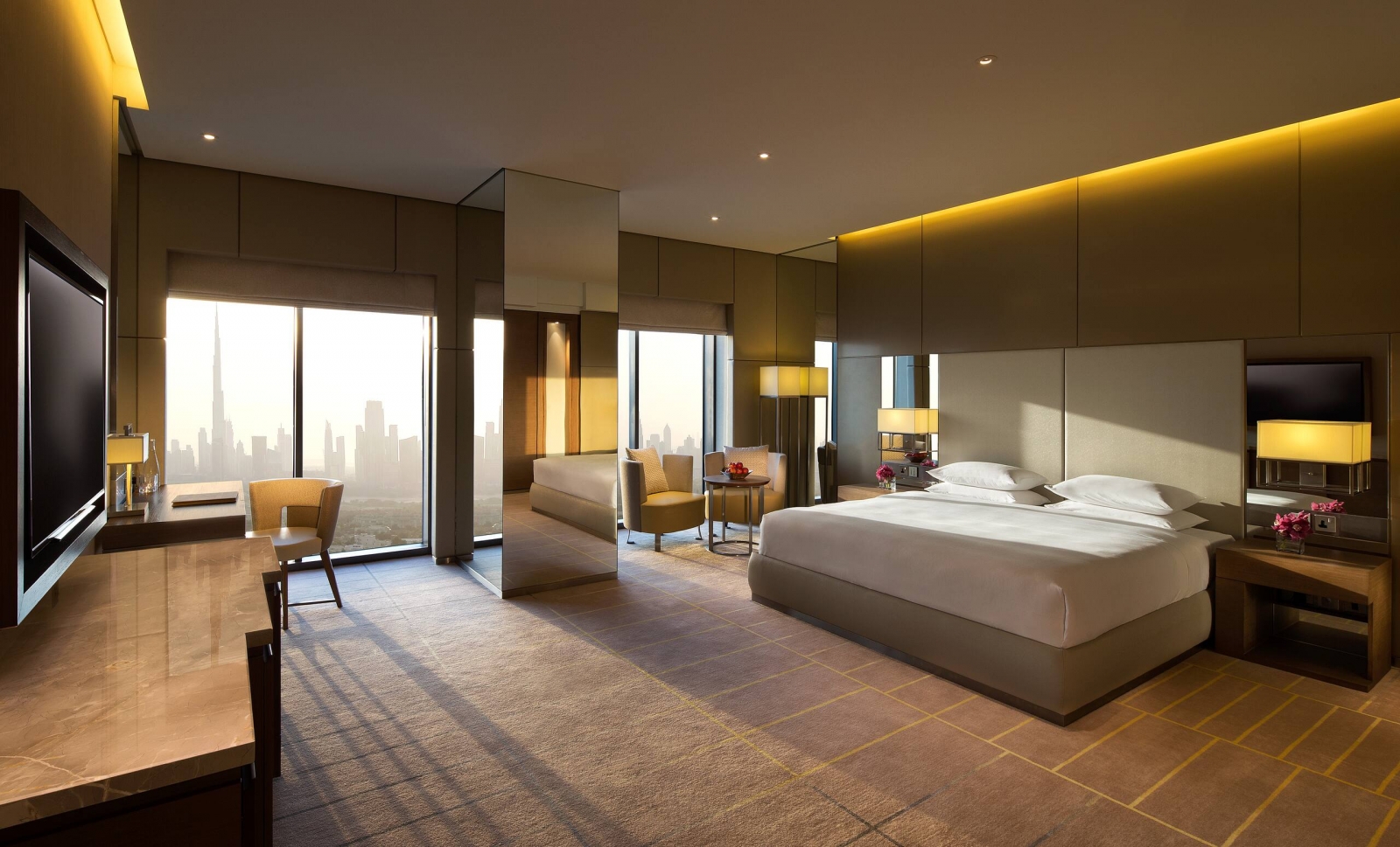 杜拜河高地凱悅飯店座落於杜拜精華區，窗外便是繁華的市景。