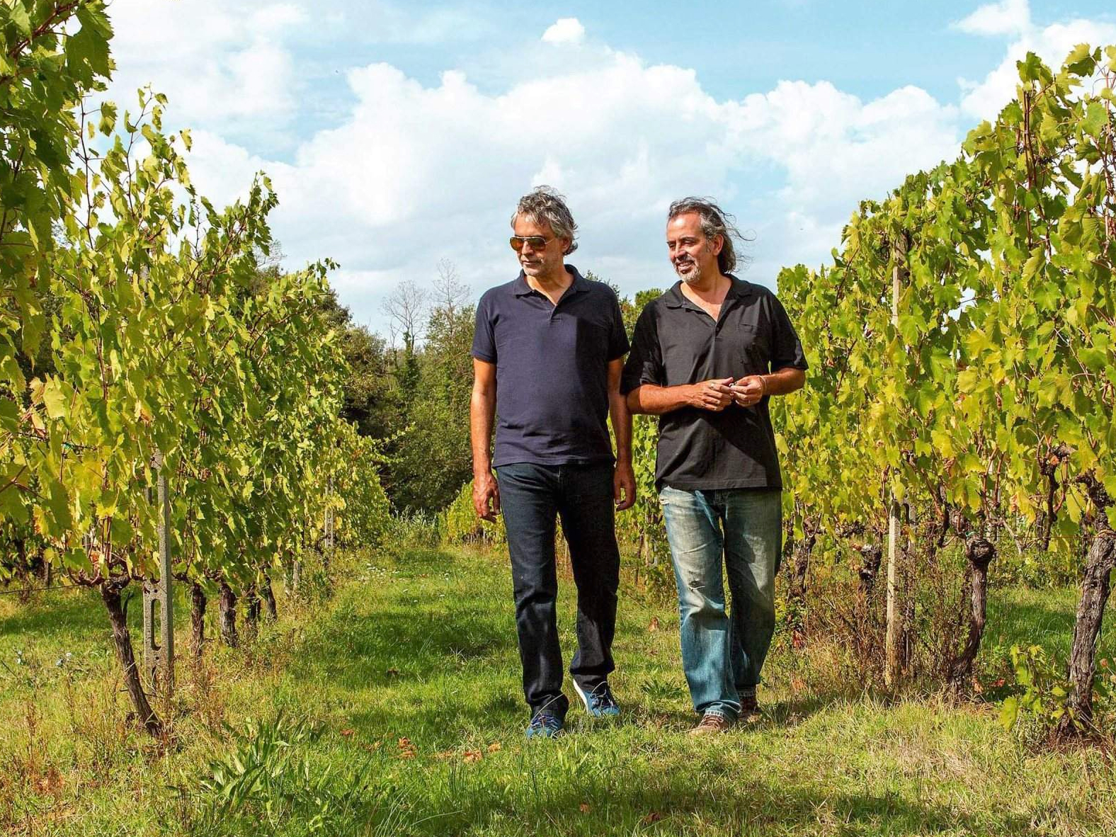 波伽利(左)與弟弟阿貝多(Alberto Bocelli，右) 共同管理波伽利家族葡萄酒事業。
