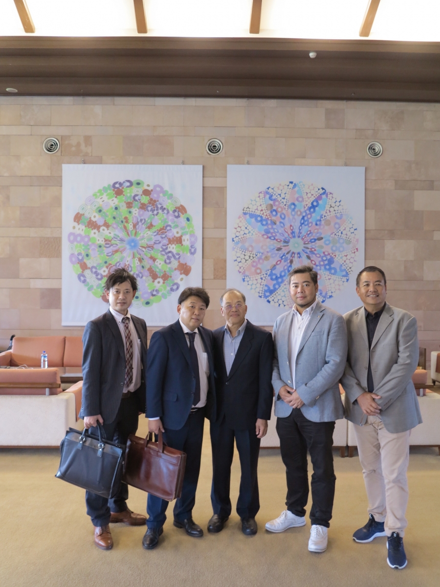 北海道A-Brand球場一行拜訪龍潭球場，受到總經理郭宏竹(中) 的熱誠接待。