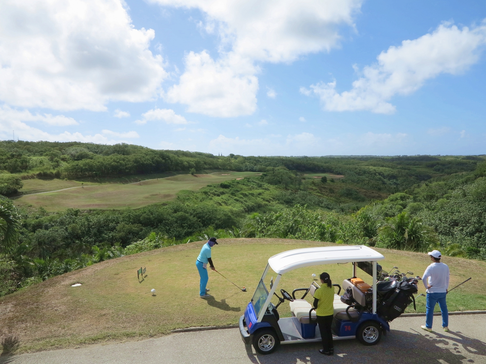 里歐皇宮渡假村尼克勞斯球場為Golf Digest關島排名第一，格局開闊，與球友打慣的山地球場不同，充滿挑戰性。圖為2019年6月12日來賓實戰畫面。