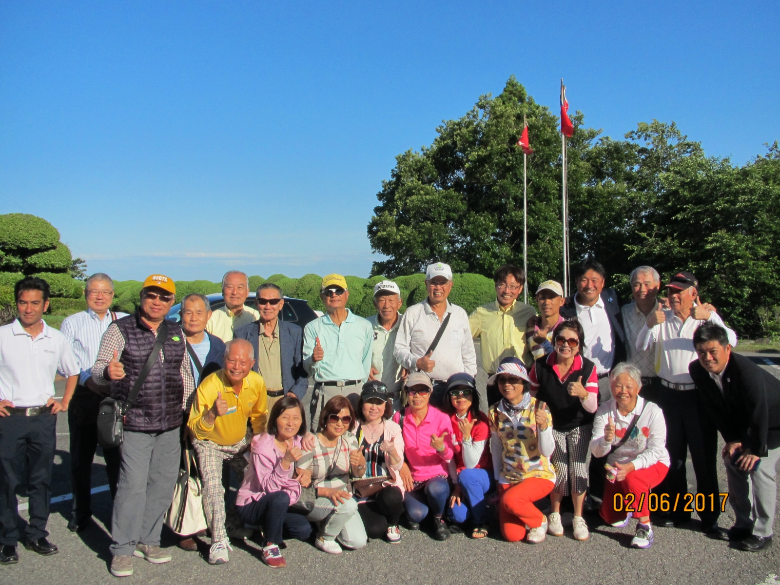 李萬得(右二)率台北聯誼會球友一行訪問長瀞球場，球場特別升起我國國旗，關文集團社長森川英幸(右四)親自出面接待。