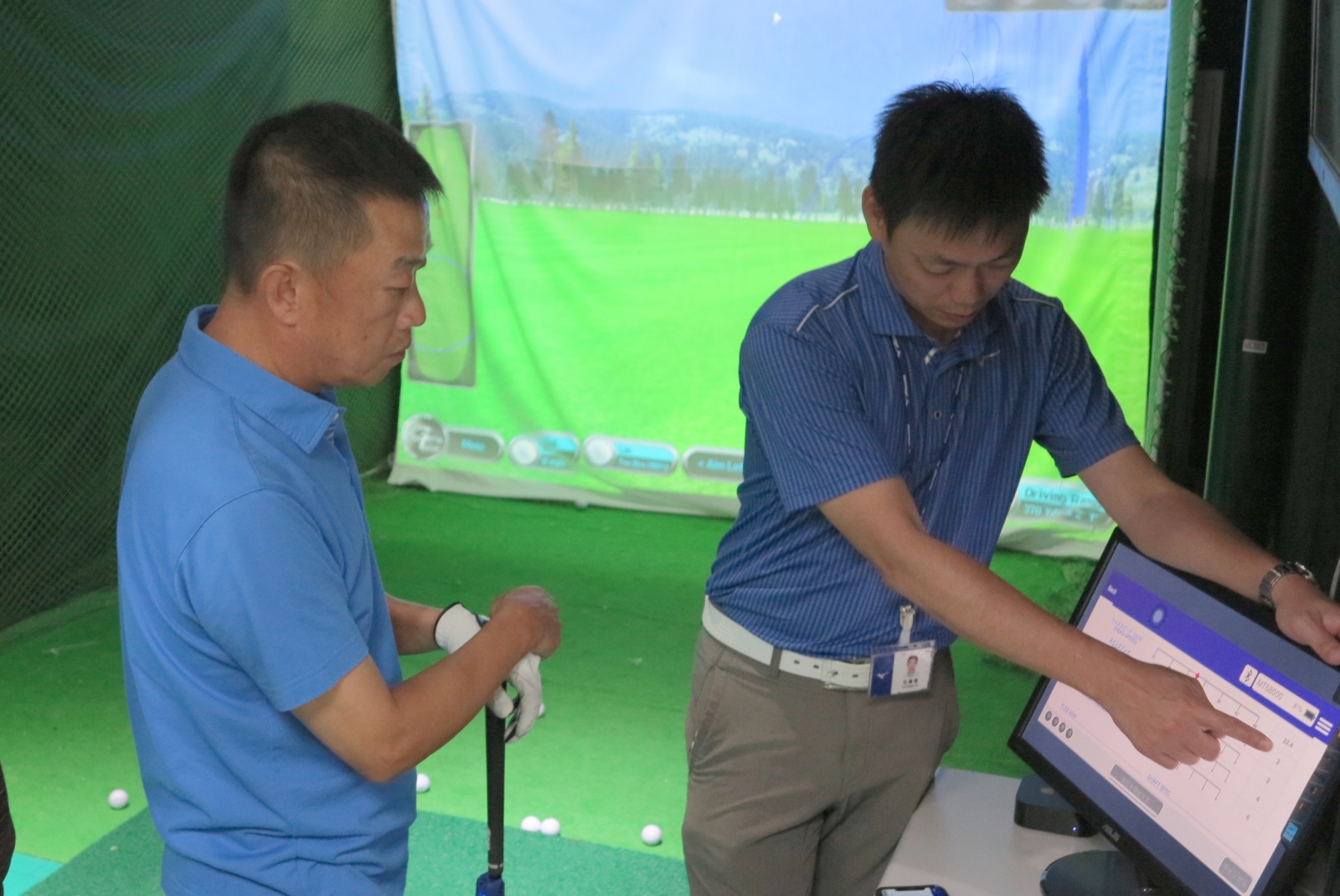 美津濃球桿量測現場實景，由兼具球技與球桿專業的技師杜嘉達(圖右)主持。