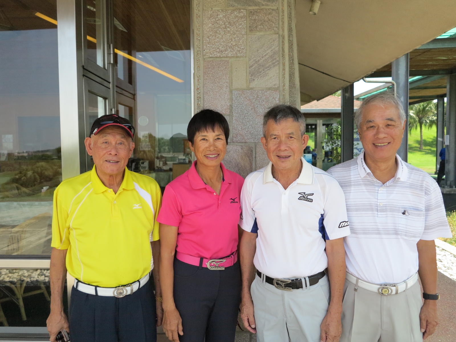 陳碧宗、涂阿玉夫婦在美麗華高爾夫學院接待來訪的業界好友，圖左起：李萬得、涂阿玉、陳碧宗、李新培。