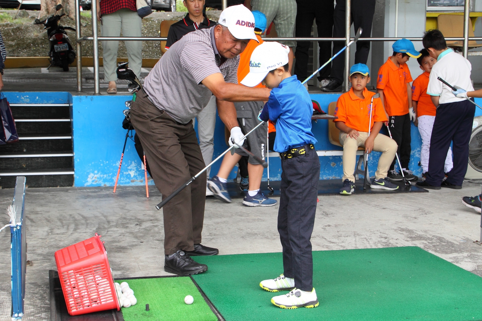 台灣一些老前輩高爾夫選手，盡其所能傳承球技給對高球有興趣的幼苗小球員，台北球場老球師沈忠賢老師傳承教導幼苗。