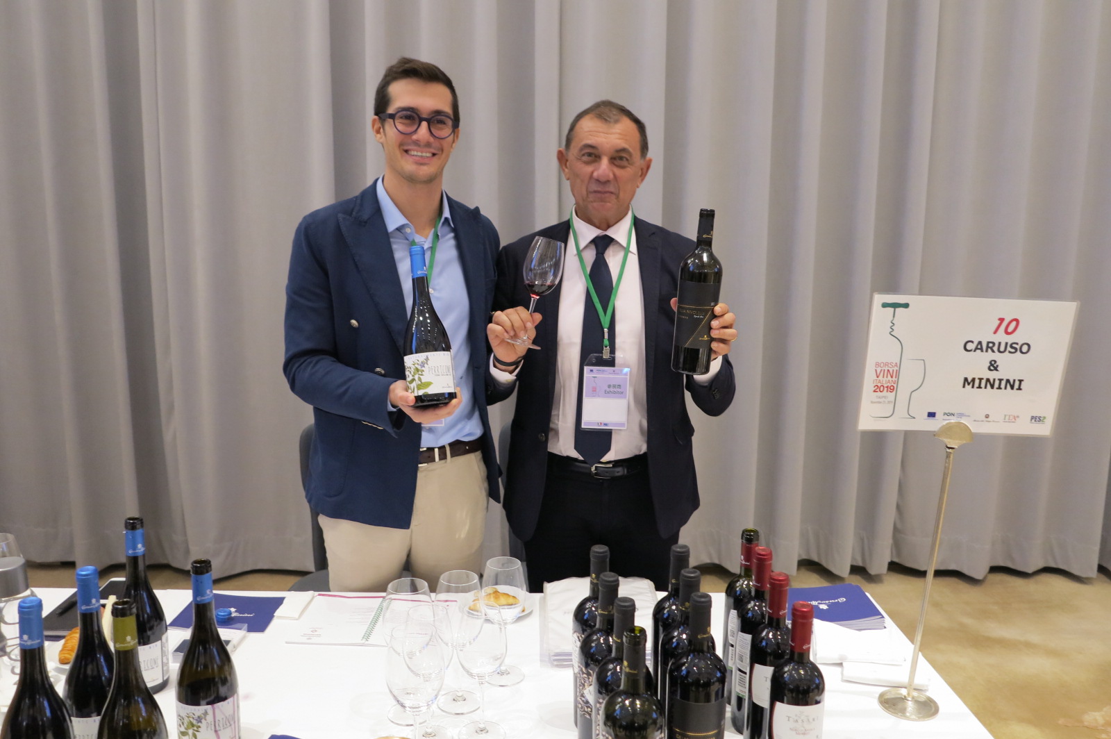 西西里著名酒莊Caruso & Minini出產多種義大利原生品種葡萄酒，在台灣市場已耕耘多年。莊主Stefano Caruso(右)以帶領家人一同經營而感到自豪，圖左為女婿Andrea Artusio。