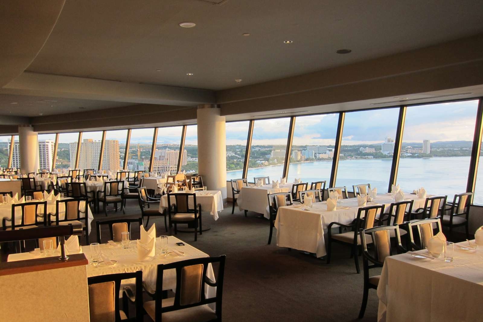 位於日航酒店16樓的廣式餐廳「桃李」扼杜夢灣最佳位置，一面享受美食，一面欣賞夕陽，任何人都無法抵擋這股魅力，是前來關島必做的事之一。
