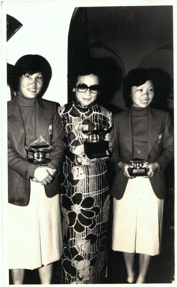 1979年，婦女會首任會長牛徐金珠(中)帶著劉依貞(左)與黃璧洵前往哥倫比亞參加世界女子業餘錦標賽，獲團體及個人冠軍。(圖 / 劉依貞提供)