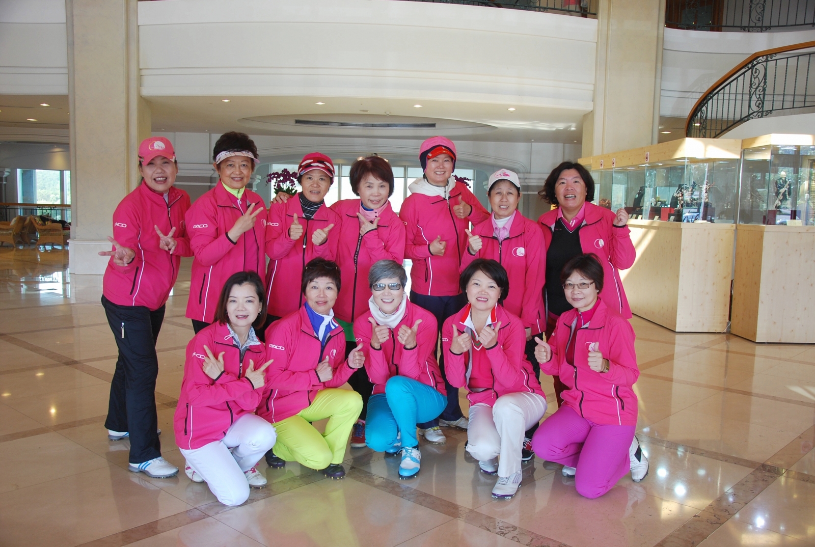 婦女會成員經常著桃紅色制服在各大賽事現場協助賽事，十分吸睛。(圖攝於2016年3月2日美麗華季賽)