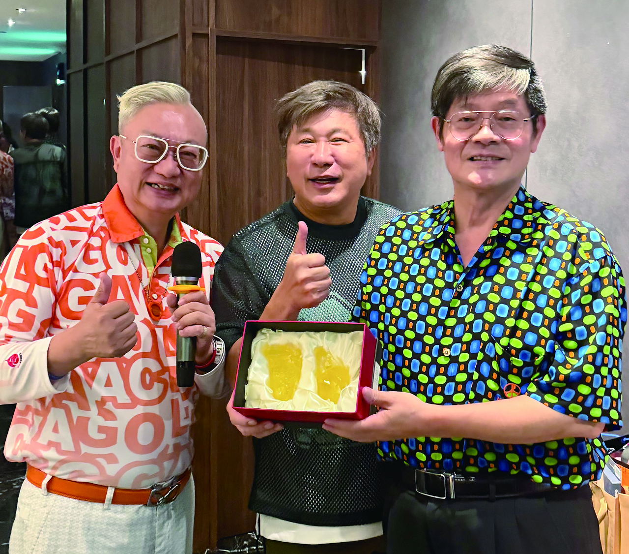 左起：家樂目倍果總裁林宏展、愛用者綜藝天王胡瓜、目倍果球隊最高藝術指導顧問周龍修博士。