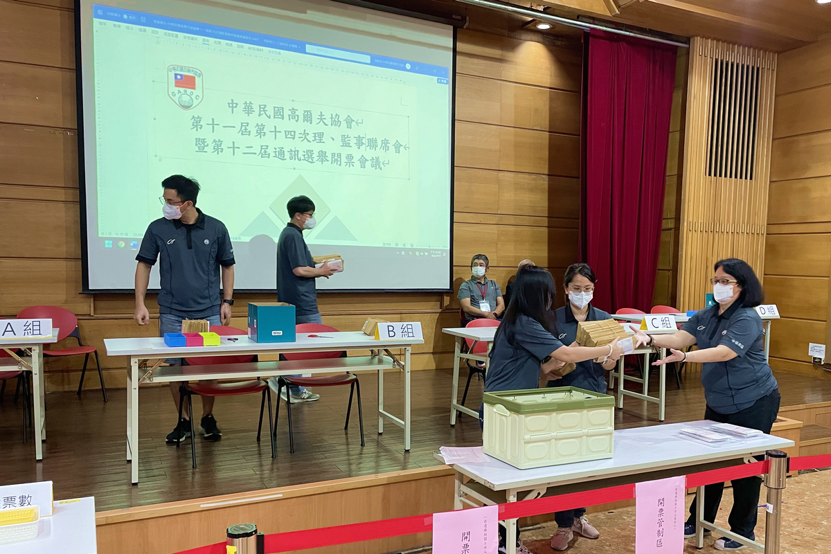 中華高協會務人員自郵箱取出會員投出之選票。