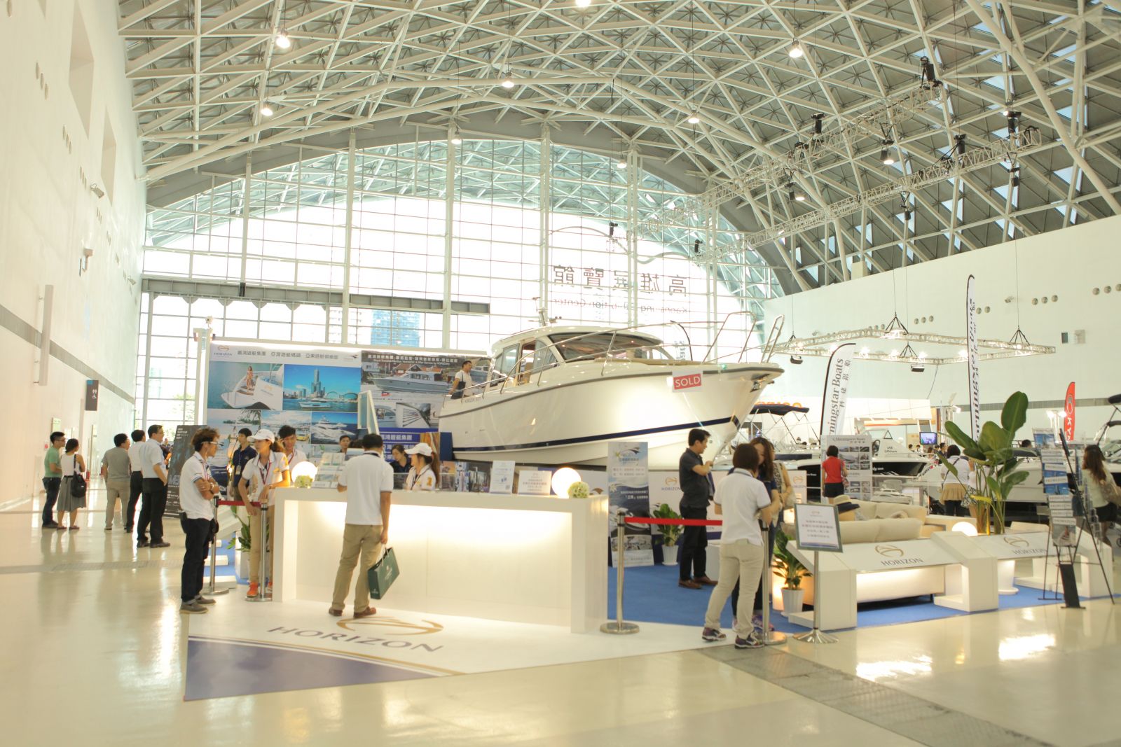 現場展出許多遊艇、飛機、名車等罕見的高價位商品。