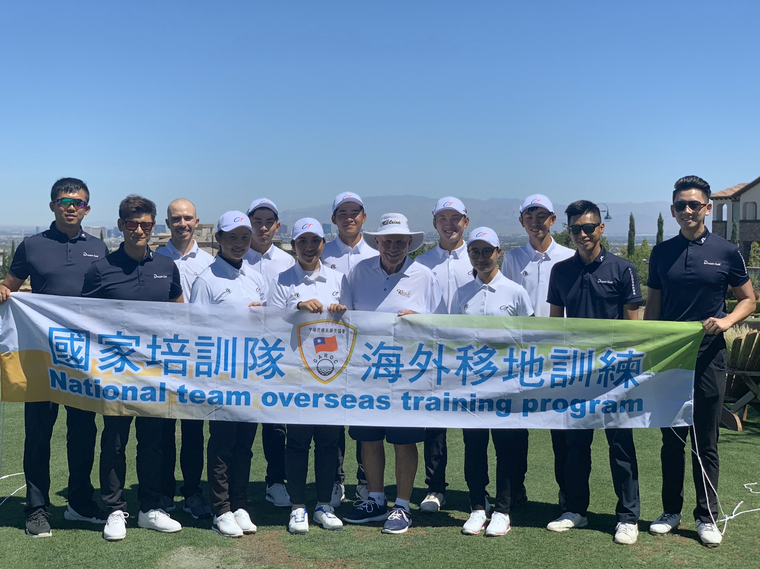 中華高協國家隊菁英隊員於2019年暑期赴美接受全美排名第一的高爾夫教練布區．哈蒙(Butch Harmon, 中帶寬帽者) 親自調教。