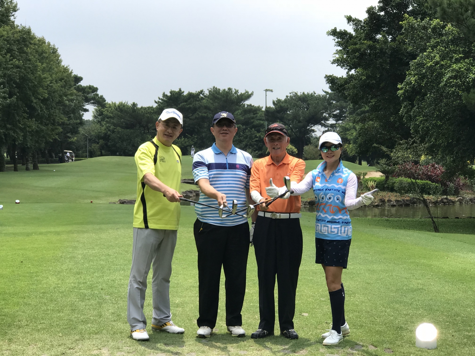 圖左起：筆者、桃園球場監察人何冠輝、桃園球場創建者李萬得、悅來高爾夫總經理周麗美，於2018悅華盃高爾夫錦標賽。