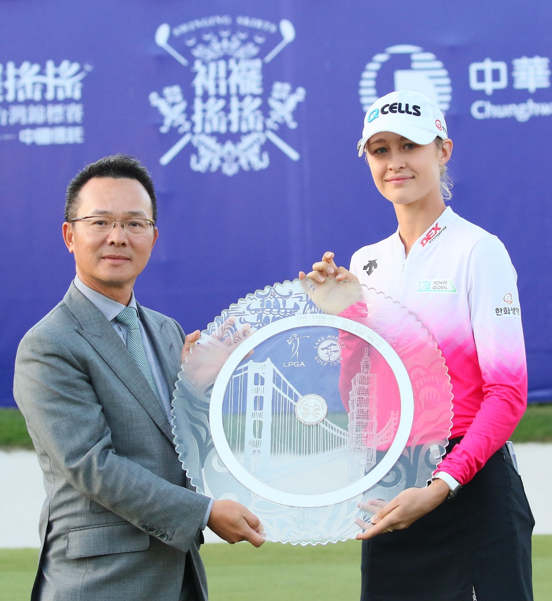 2018年在大溪球場拿下裙襬搖搖LPGA台灣錦標賽冠軍的科達 (Nelly Korda，圖右)，業餘時期也是裙襬搖搖AJGA邀請賽冠軍得主(2015)；左為裙襬搖搖基金會會長王政松。