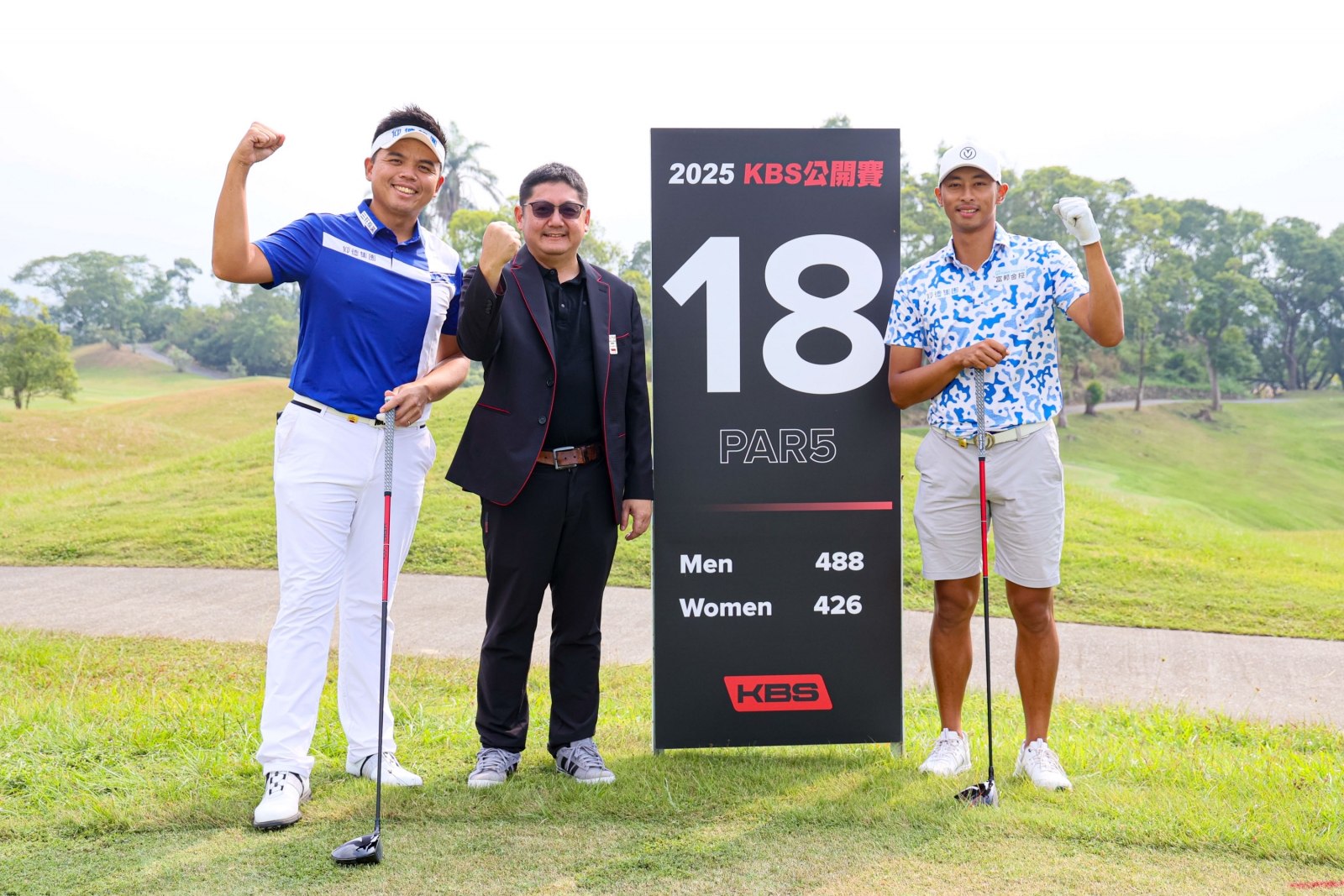 KBS TAIWAN董事長莊宇龍(左二)主持延長賽抽籤儀式，和選手洪健堯(左一)和王偉軒(右一)合影。(KBS公開賽提供)