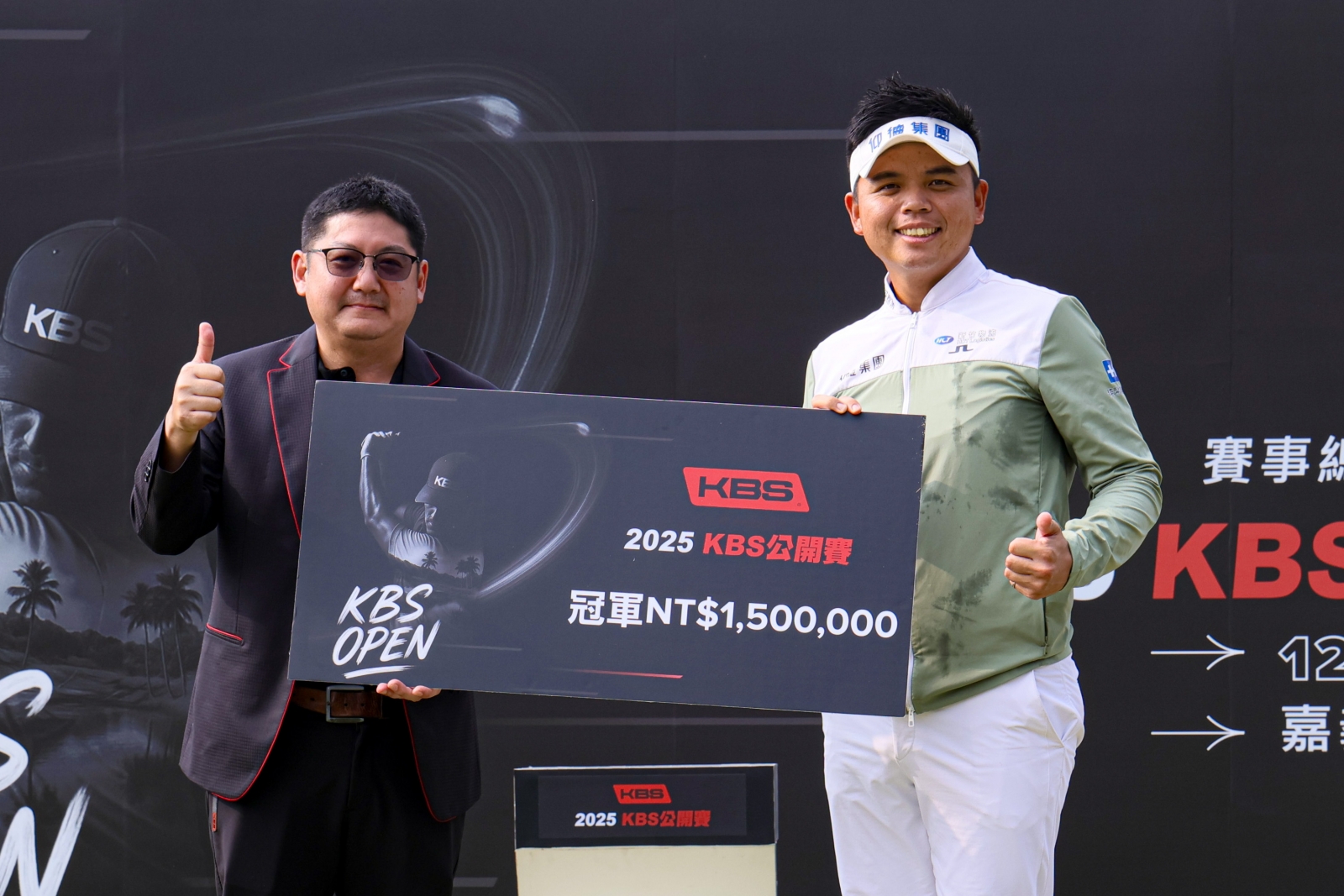 KBS TAIWAN董事長莊宇龍(左)頒發冠軍獎金給洪健堯。(KBS公開賽提供)