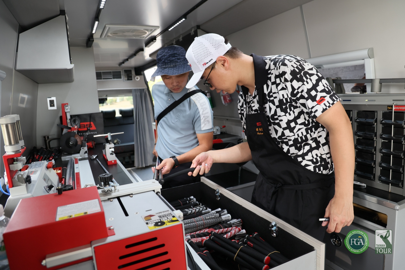 KBS Tour Van 巡迴服務車進駐賽事現場，提供職業選手即時且精準的球具調校與客製化支援。(TPGA_林聖凱攝)