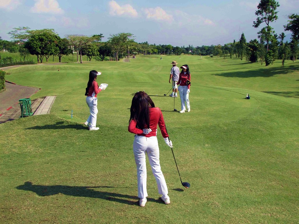 Klub Golf Bogor Raya的桿弟工作情形；貼身的制服襯托姣好的身材，這是印尼桿弟的一大特色。