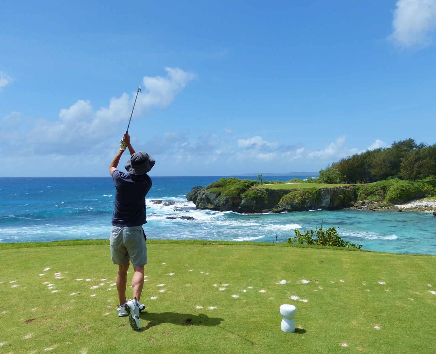 Mangilao球場的Par 3 第12洞過海洞，是每一位球友一生至少需挑戰一次的超級魔鬼洞。