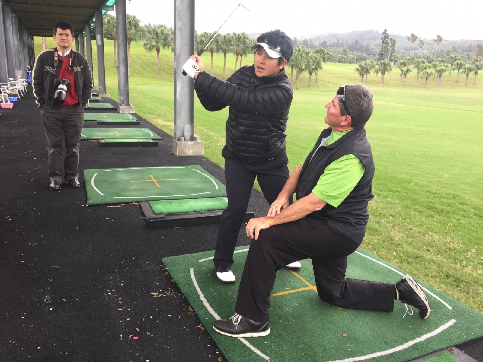 澳洲PGA AAA教練當肯(Jim Duncan, 右) 在美麗華球場教學中心執教檔案照片；台灣高爾夫學院提供。