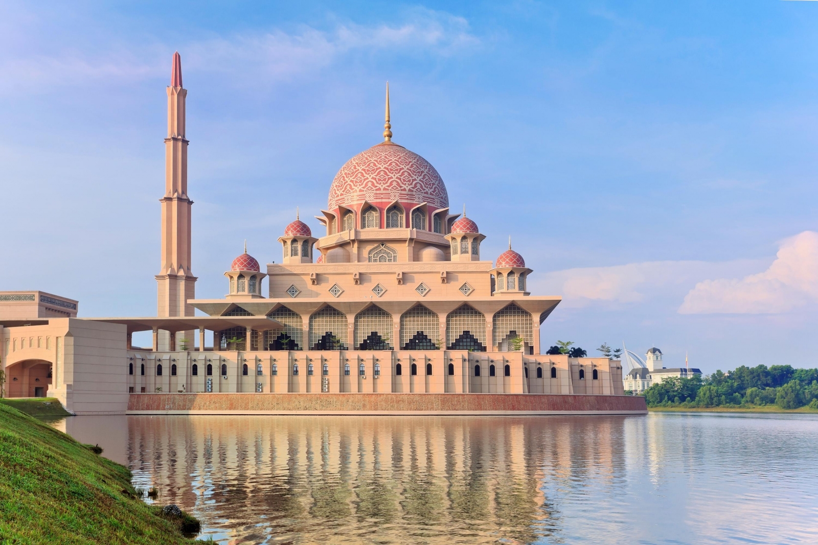 安排景點 – 粉紅清真寺。(馬來西亞最大清真寺 )