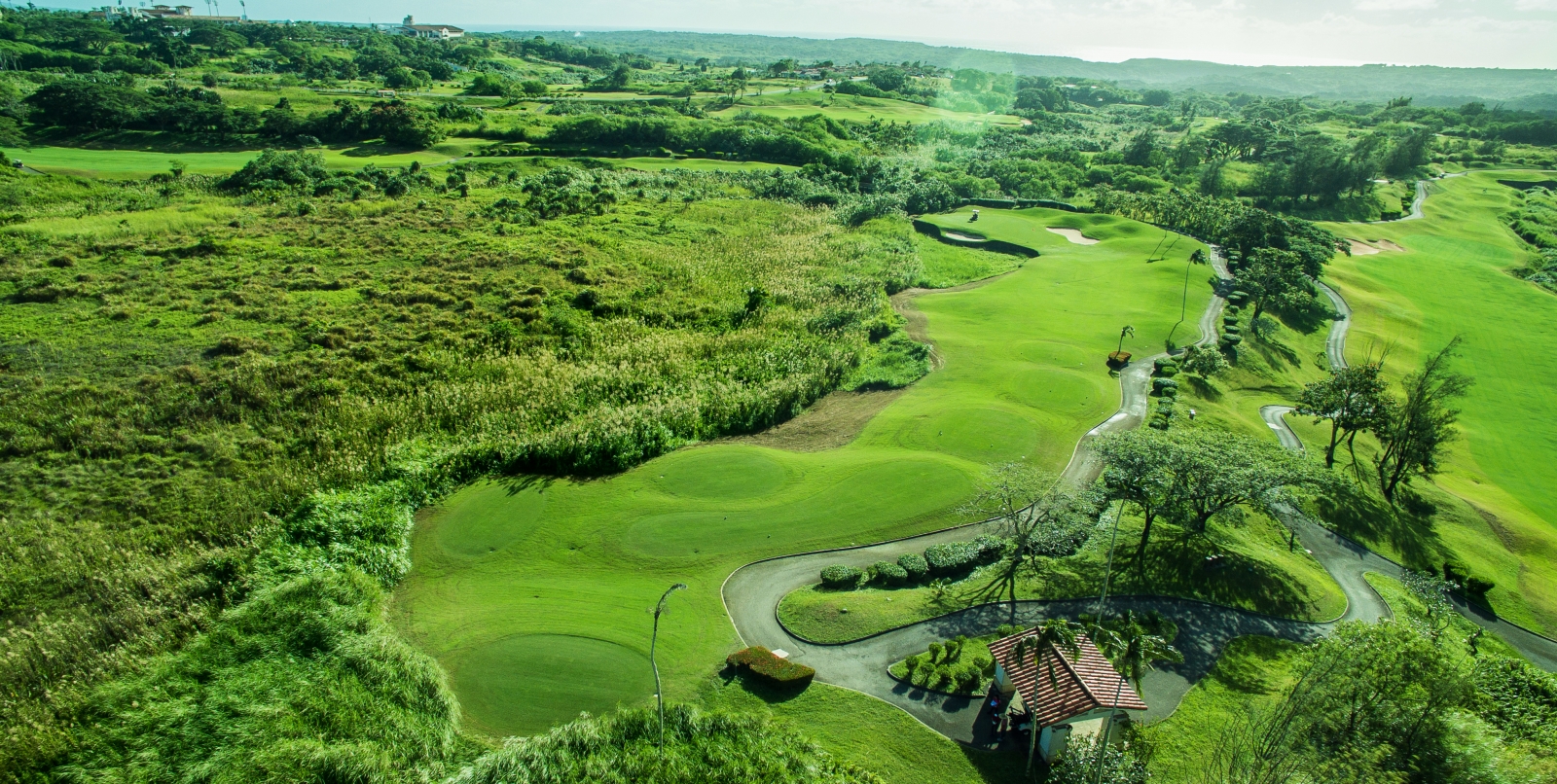 里歐皇宮渡假村的二座高爾夫球場佔地寬闊，設計多元，具備相當的挑戰性。