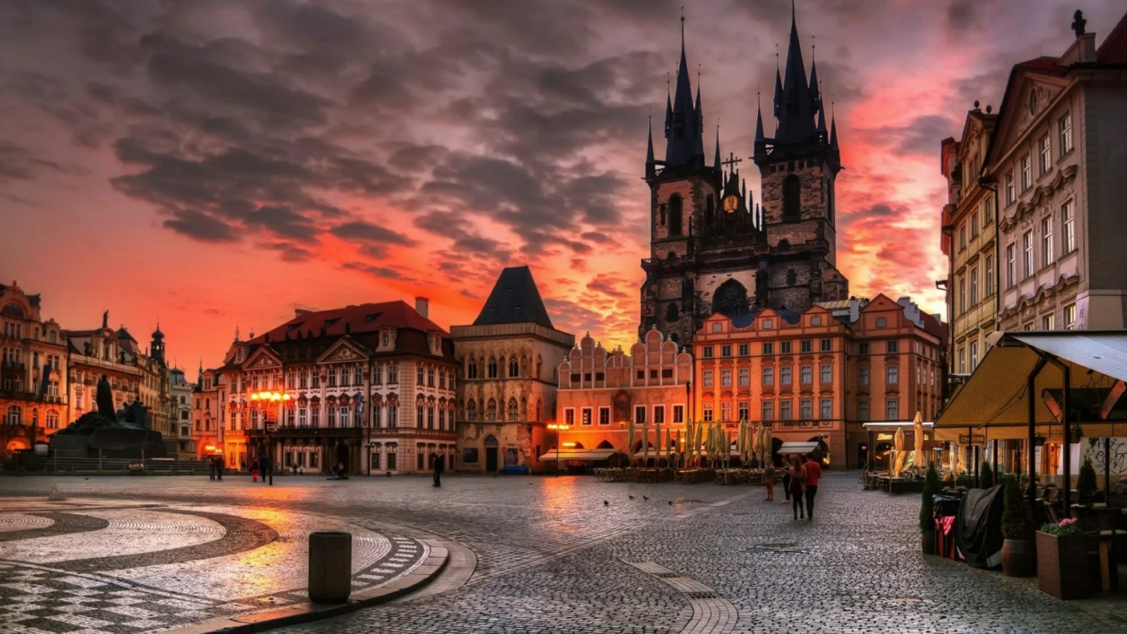 世上沒有第二座城市比得上布拉格更令人流連忘返。布拉格豐富的歷史與文化、充滿藝術氣息的城市風貌，深深抓住每一個人的心。只要去過一次布拉格，你就會無時不刻想著再回去。