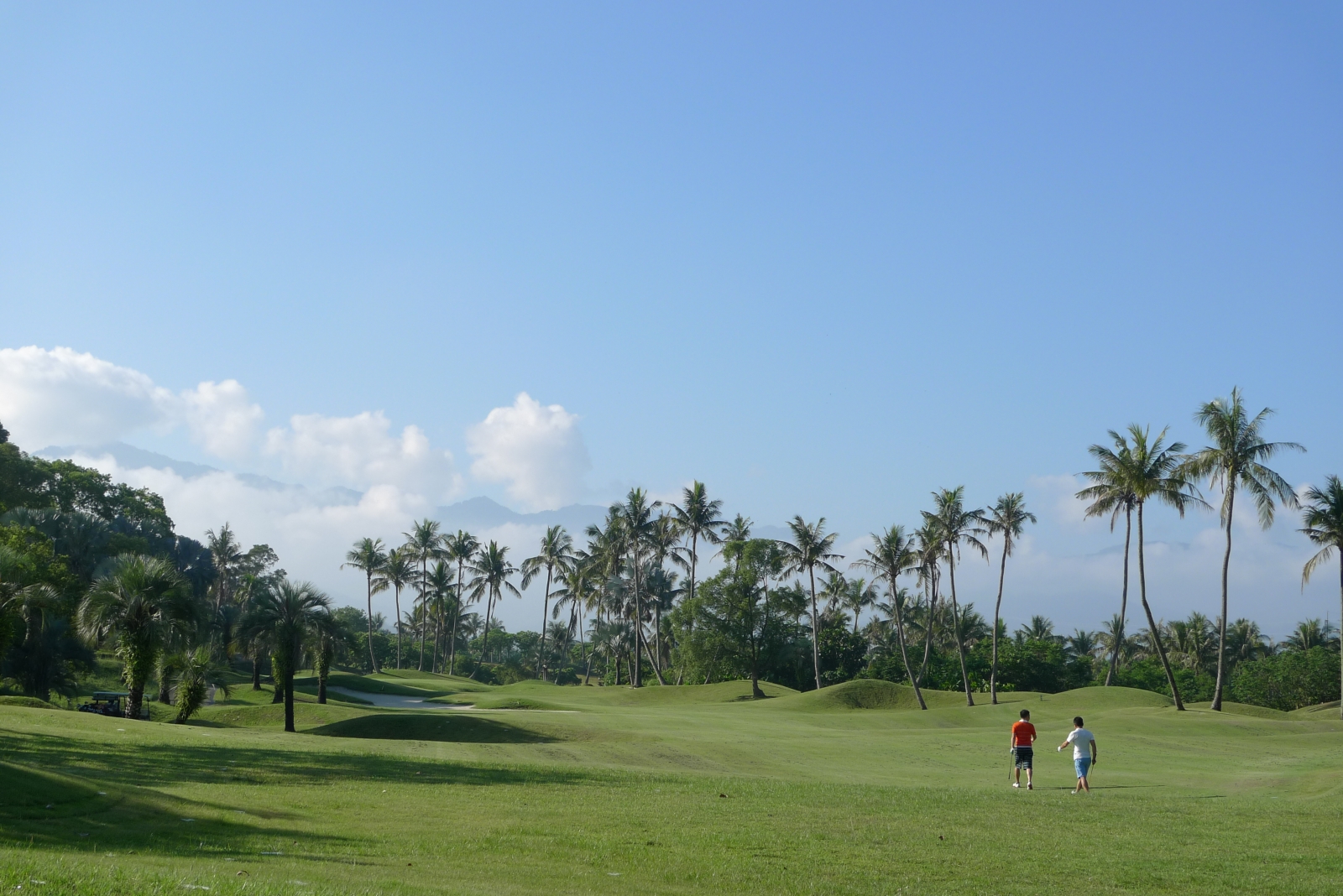 夏日炎炎，打球要趁早。棕梠湖渡假村坐落阿里山麓，夏季晨間有來自玉山、阿里山的清涼空氣調節，特別涼爽宜人。