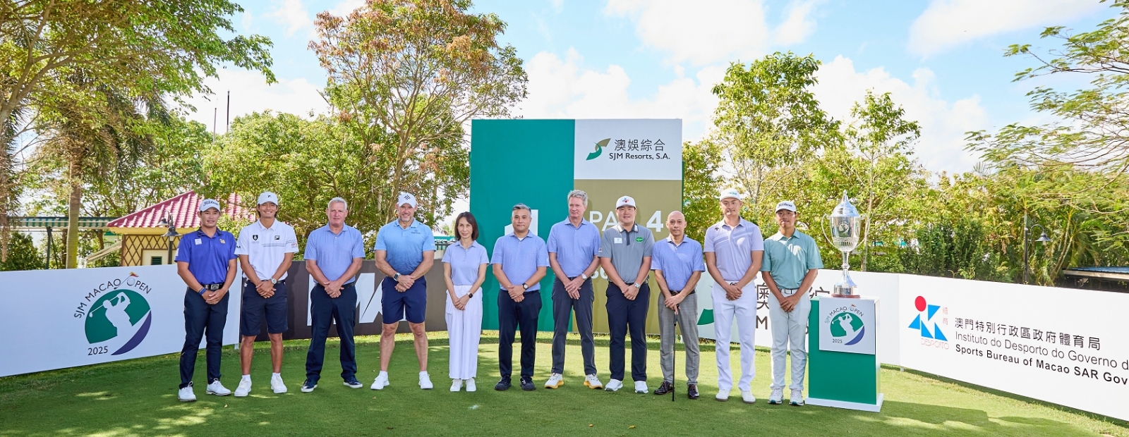 （左至右）衛冕冠軍拉塔諾·瓦納史瑞昌、許龍一、亞巡賽營運總監羅洛（David Rollo）、威斯伍德、澳門娛樂場及綜合娛樂度假村董事總經理何超鳳女士、澳門特別行政區政府體育局代局長莫子恆先生、IMG執行副總裁兼高爾夫總負責人柯思樂先生、任成宰、澳門高爾夫球總會會長飛晙榮先生、李昊桐和史毅一同為「2025澳娛綜合澳門高爾夫球公開賽」揭開序幕，賽事於10月16日周四正式開桿。  