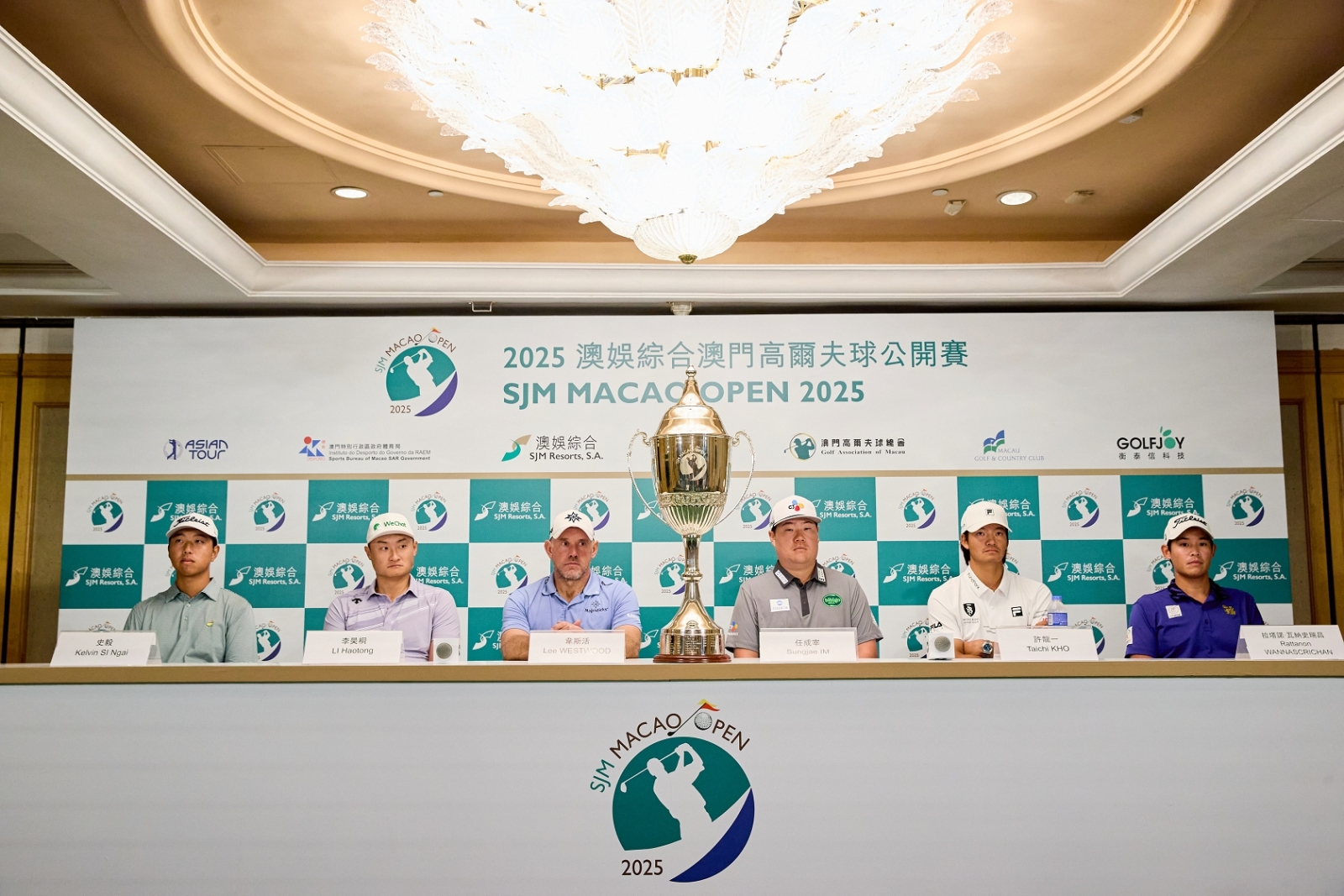 （左至右）史毅、李昊桐、威斯伍德、任成宰、許龍一、拉塔諾·瓦納史瑞昌一同於澳門高爾夫鄉村俱樂部出席2025澳娛綜合澳門高爾夫公開賽新聞發佈會。