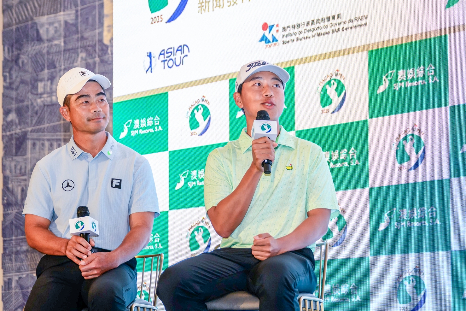 中國高爾夫傳奇球員梁文沖(左)與澳門新秀史毅(右)分享出戰「2025年澳娛綜合澳門高爾夫球公開賽」的興奮心情。