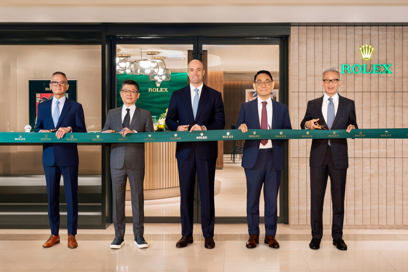 中美鐘錶全新勞力士專門店於台北麗晶精品隆重揭幕，三方代表共同慶祝品牌於台灣市場的重要里程碑。