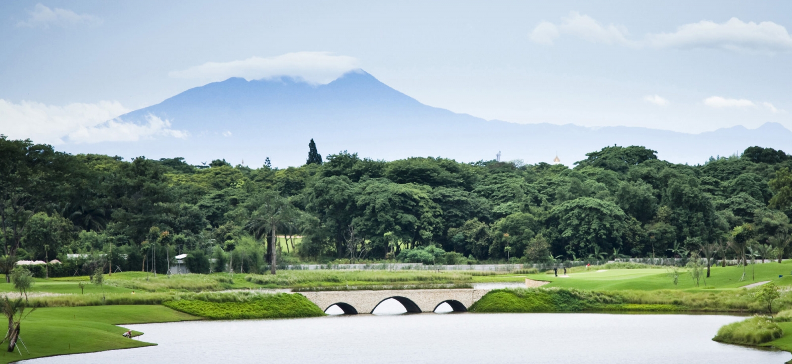 Royale Jakarta Golf Club：遠景為薩拉火山，有數個高峰與火山口，海拔2,211米，最近一次爆發在1938年。球場開幕於2008年，27洞，是雅加達最具代表性的球場，由美國Bob Moore Jr. & JMP集團利用自然環境的特殊性，設計出難易各異的球洞，自2011年起舉辦亞巡賽印尼名人賽。球場景觀秀麗，壯闊山景，湖光山色，美不勝收。