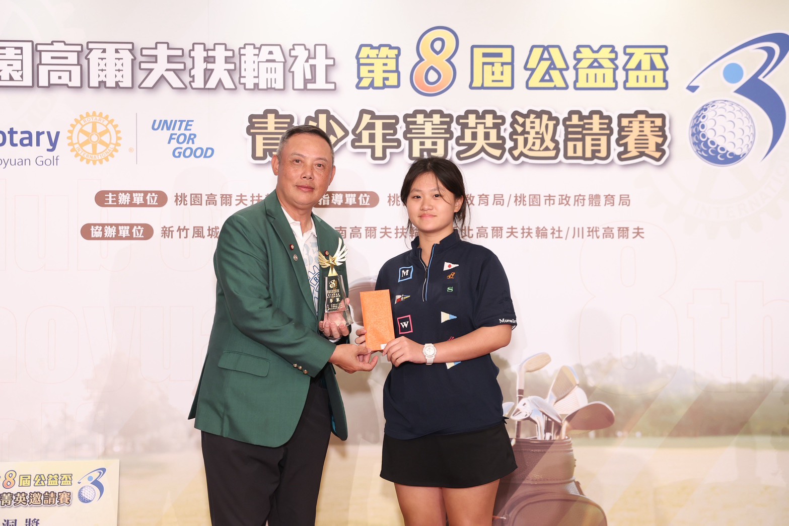 桃園高爾夫扶輪社高爾夫主委吳江中 PP Eagle（左）與青少年賽事季軍楊淮茜（右）。