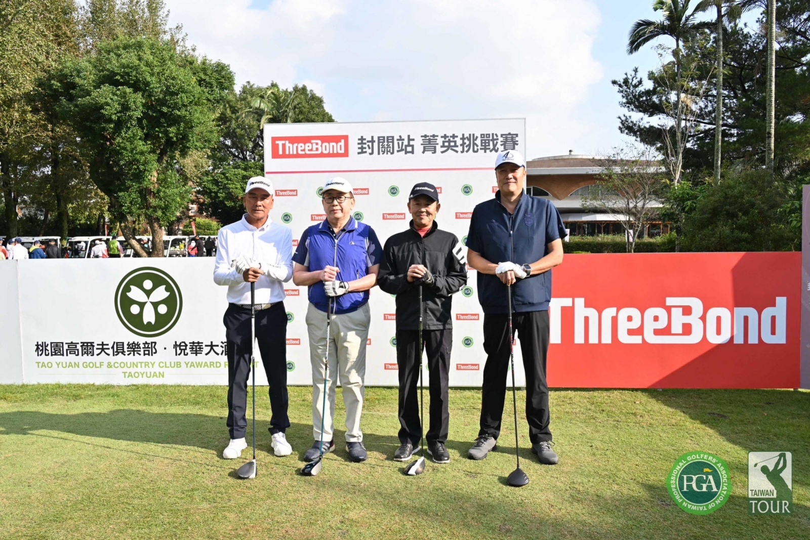 2023threebond封關站菁英挑戰賽配對賽開球儀式， 右起桃園高爾夫球場協理鄭忠良、捷絢科技總經理江碩勳、ThreeBond香港有限公司社長植松勝之、Threebond TPGA挑戰巡迴賽執行長陳志忠。