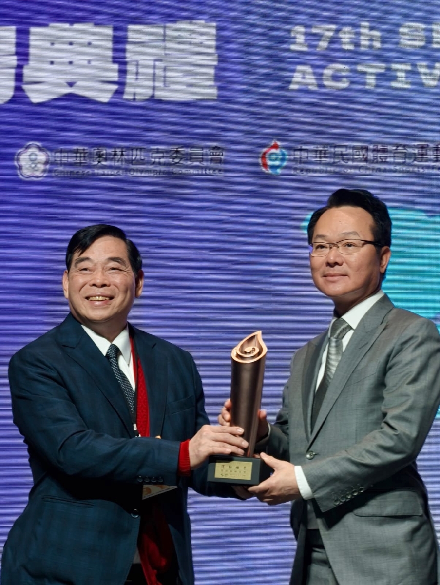 中華民國高爾夫協會理事長王政松 (右) 於運動部主辦的第17屆運動推手獎表揚典禮中，自中華帕拉林匹克總會副會長張雷鳴 (左) 手中接過第17屆運動推手獎贊助類銅質獎。(2026年1月9日)