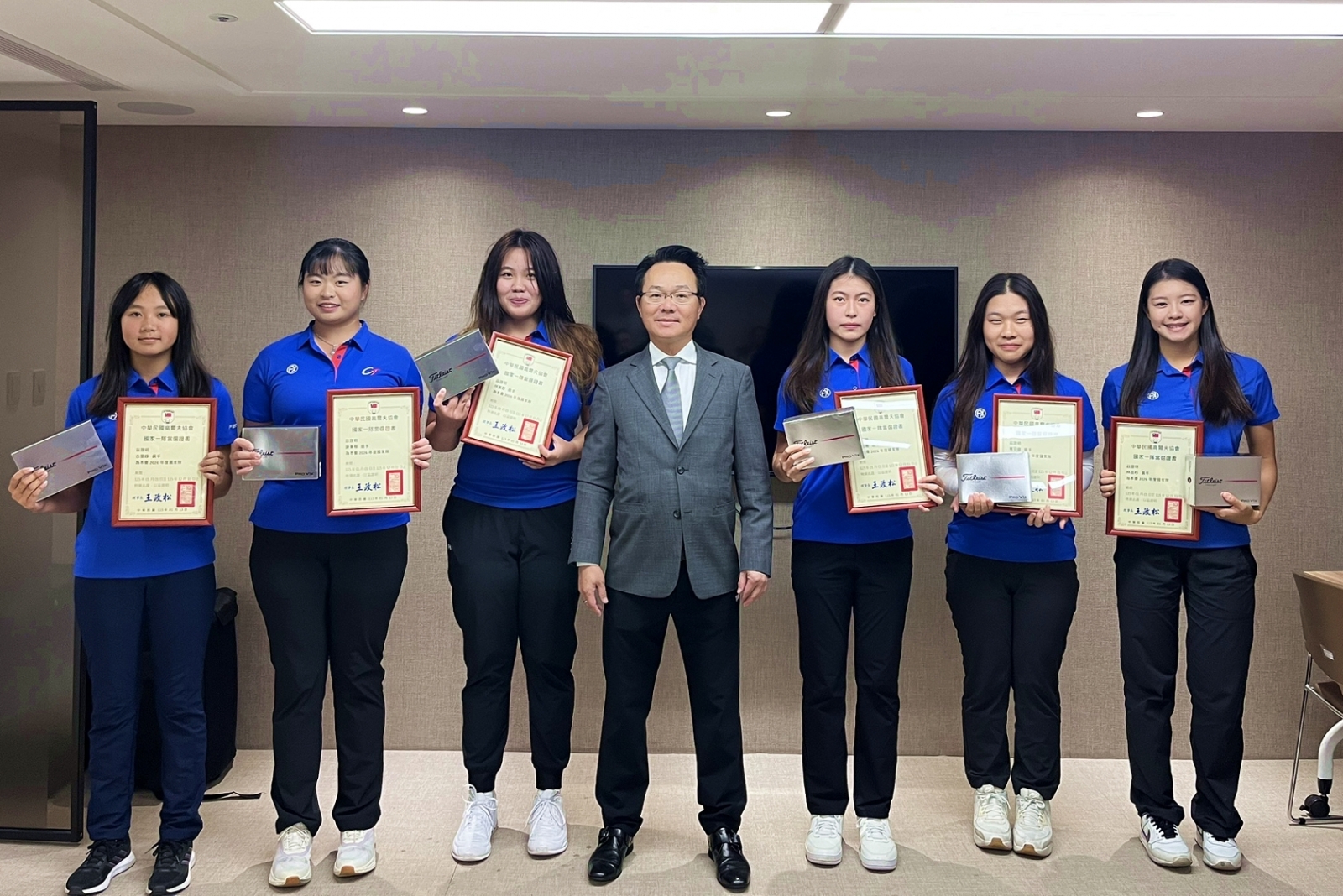 2026年中華高協國家隊女子陣容，左起：選手古旻錞、謝秉樺、林潔恩、理事長王政松、選手劉元蕎、賓羽庭、林品杉。