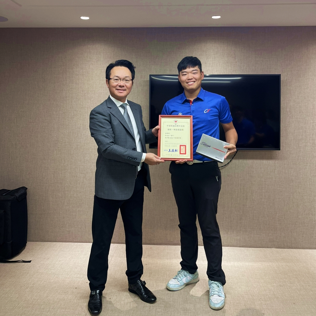 中華高協理事長王政松 (左) 與2026年國家隊選手選拔男子第一名阮益豈 (右)。