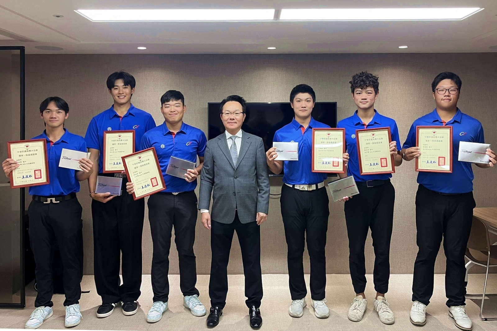 2026年中華高協國家隊男子陣容，左起：選手施友翔、林居佑、阮益豈、理事長王政松、選手王宥鈞、謝承洧、高隆睿。