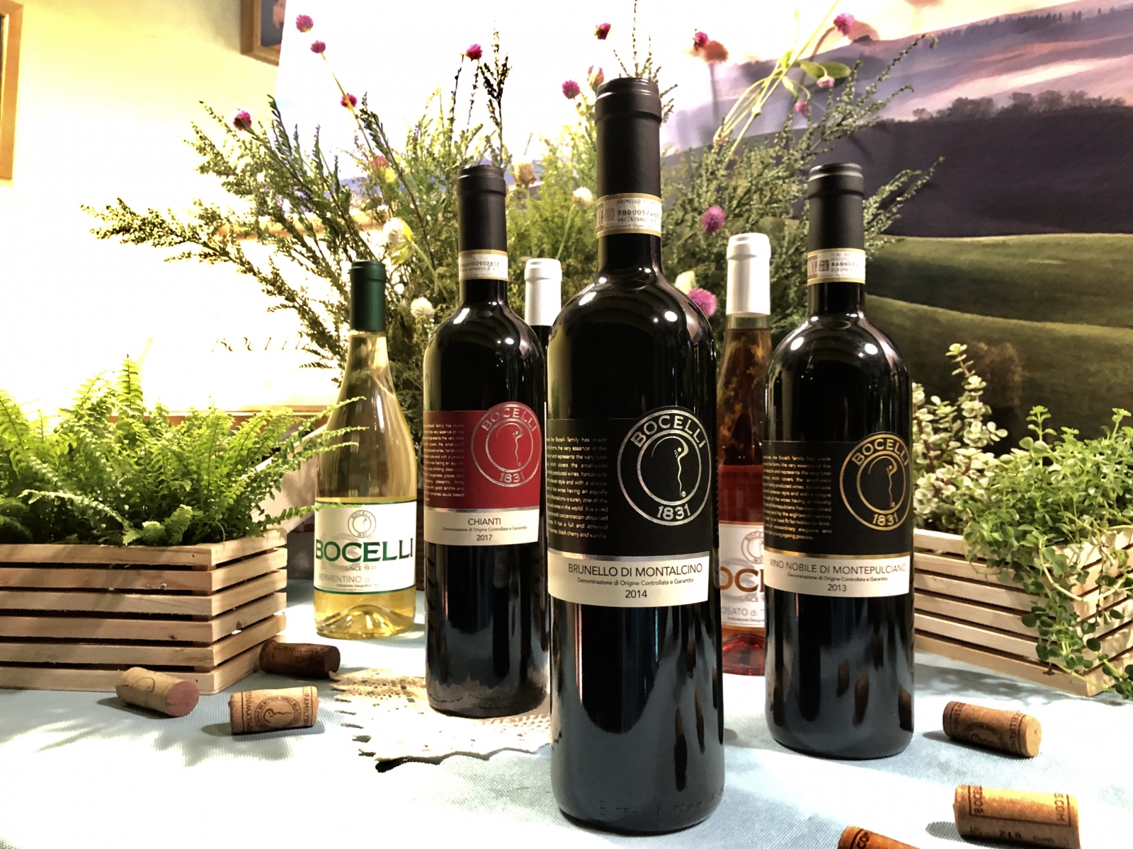 布魯內洛蒙塔奇諾紅酒 (Brunello di Montalcino DOCG, 2013，圖中)，來自義大利國寶級產區、義大利葡萄酒代表「3B」之一。100% Sangiovese葡萄釀製，波伽利家族較法令規定更嚴謹，42個月法國橡木桶陳加上18個月瓶陳，最快在採收5年後才上市。2015年尚未上市，2012年全數為特定對象收購，今年上市為2014年份，台灣地區只分得72支。