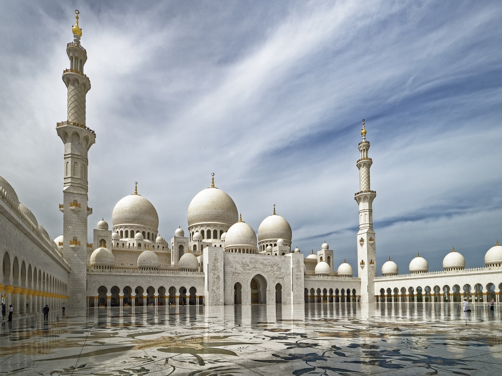 謝赫扎耶德大清真寺採用來自世界上10多個國家的建築材料以及工匠合力建設完成，工程壯觀而浩大，來到阿聯不能錯過。
