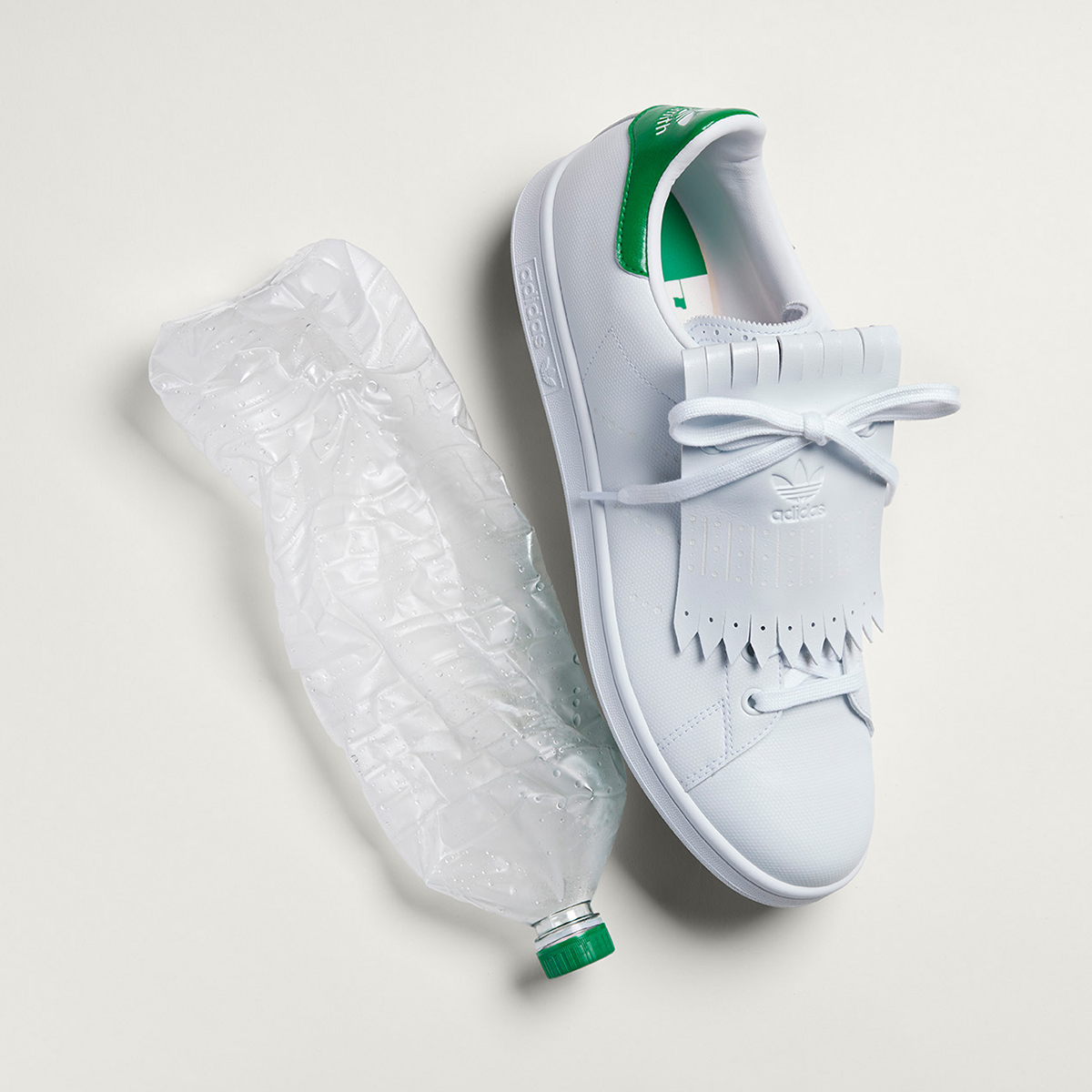 Stan Smith高球鞋款以超過50%PRIMEGREEN材質製作，實踐品牌「終結塑膠廢棄物」承諾。