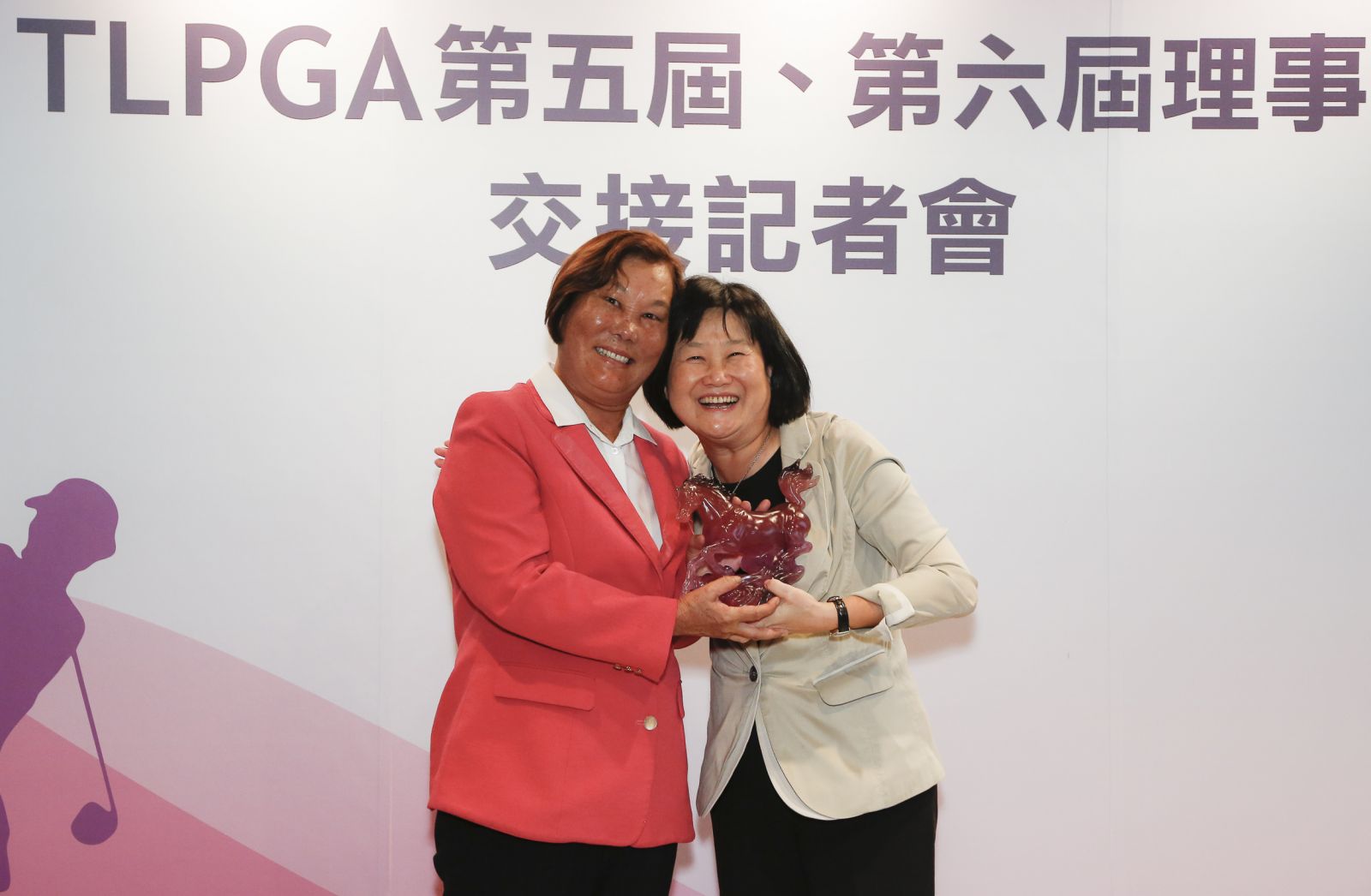 前副總統蕭萬長辦公室主任王玲惠(右) 代表蕭副總統特地前來致意。