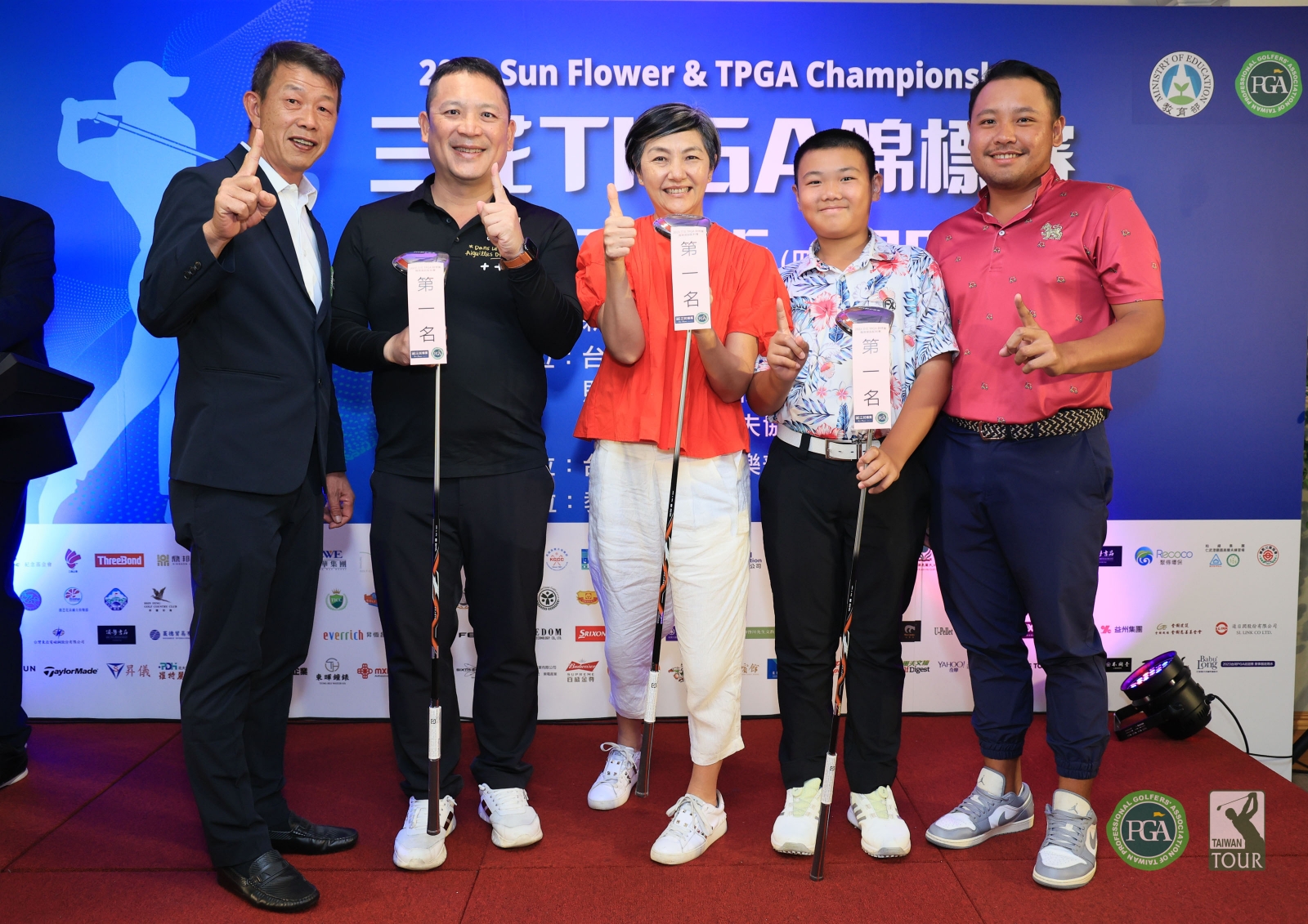 TPGA理事長陳榮興(左一)頒發配對賽團體冠軍給泰國選手鍾拉帝及同組貴賓(TPGA_林聖凱攝影)