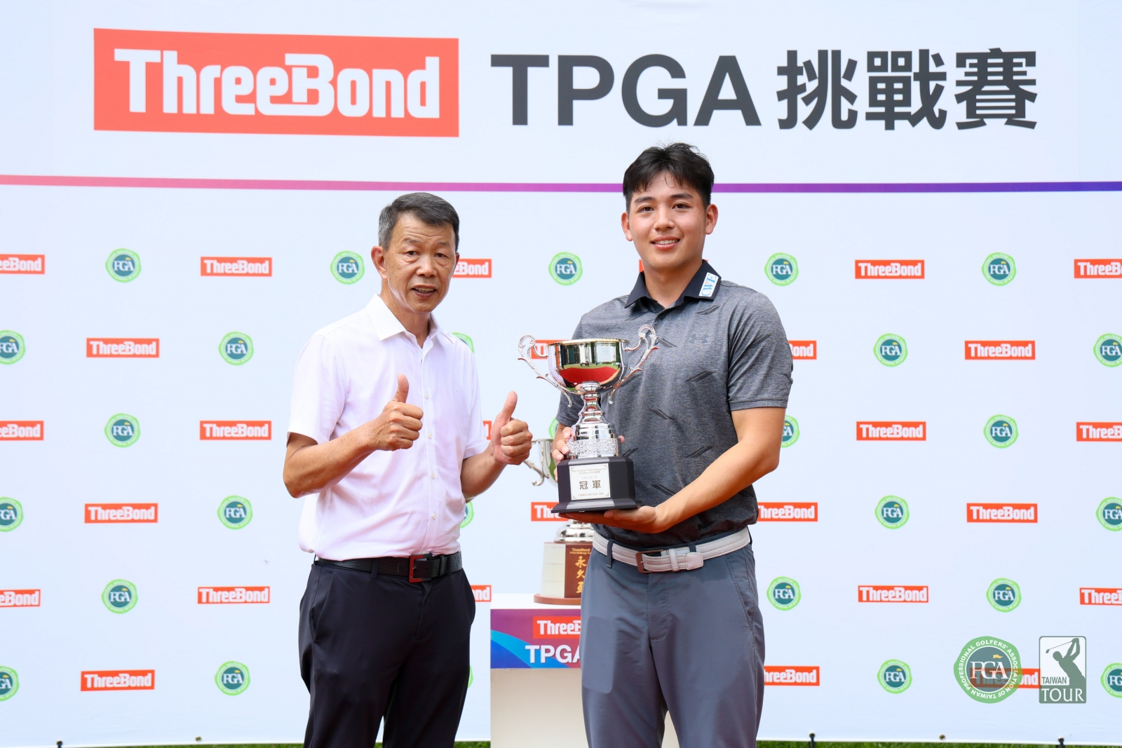 TPGA理事長陳榮興(左)頒發冠軍獎盃給林大銪(TPGA_林聖凱攝影)