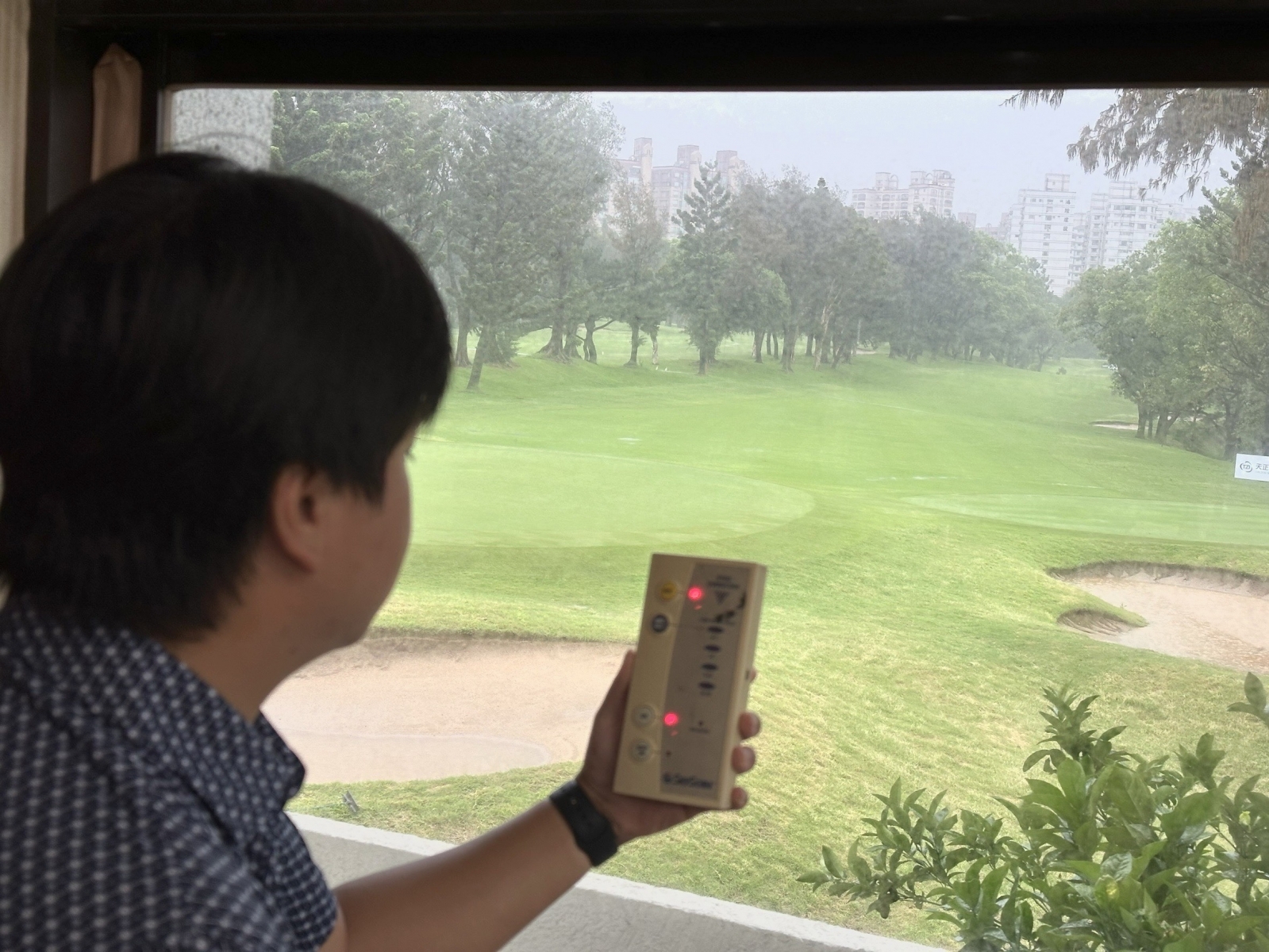 TPGA裁判用測雷器持續注意雷電訊息(鍾豐榮攝影)
