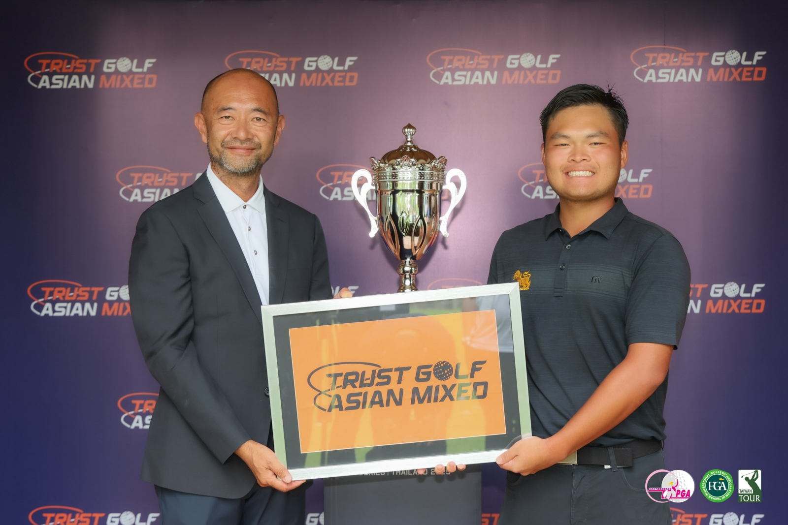 TPGA賽務總監郭宗泰(左)頒發業餘最佳選手獎給拉米爾(RAMIL SAELIM)(TLPGA_葉勇宏攝)